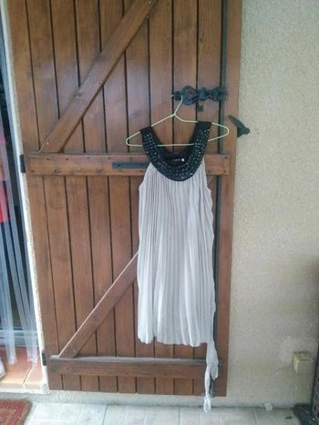 Robe grise et noire à sequins sur le col avec ceinture