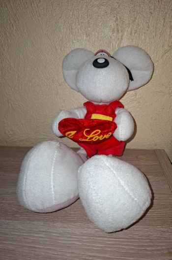 Peluche diddl avec un coeur
