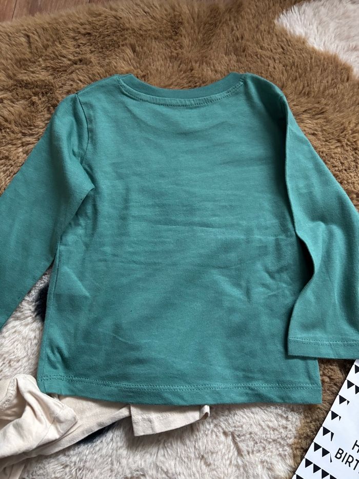 Lot tee shirt beige/vert dinosaure Primark t.9-12m - photo numéro 5