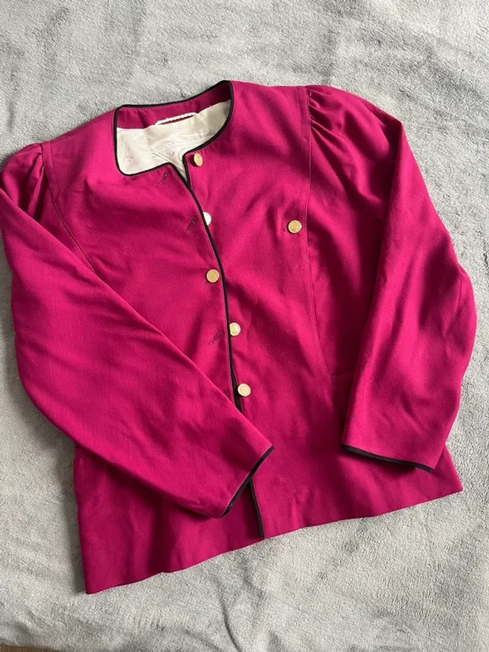 Veste vintage rose en laine – boutons dorés & liseré noir – T.38