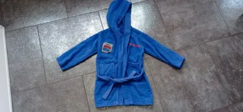 Peignoir de bain garçon 
Taille 2/4 ans .bon état