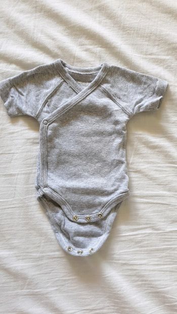 Body gris manches courtes, 1 mois, Kiabi.