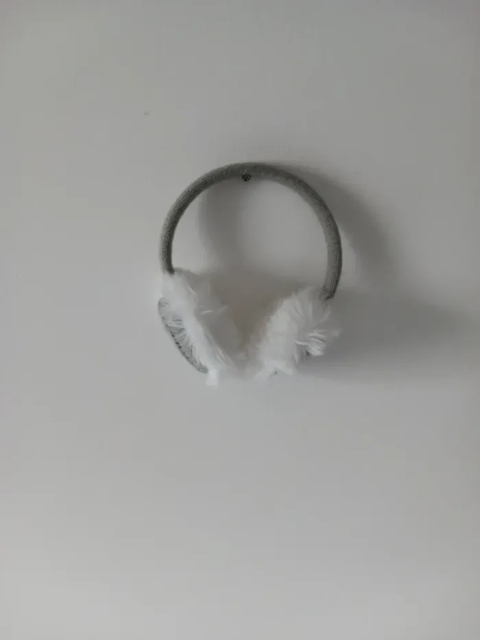Cache-oreille gris et blanc
