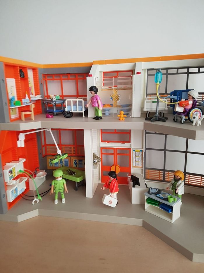 Playmobil hôpital aménagé avec docteur et accessoires