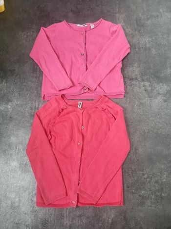 Lot 2 gilets fille 5 ans très bon état