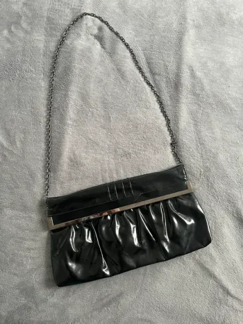 Sac noir Y2K effet vinyle  – Chaîne métal – Style 2000s