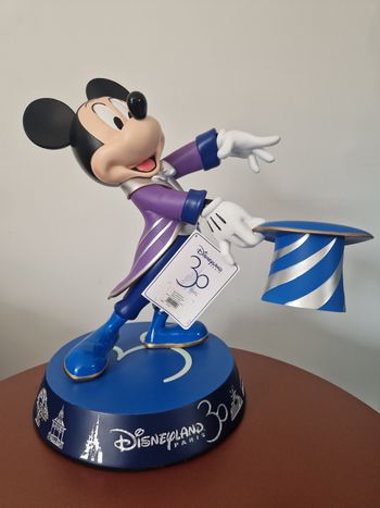 Statue Mickey Disneyland Paris 30ème anniversaire lumineux