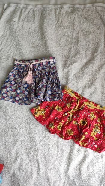 Lot de 2 jupes sans marque taille 3 ans