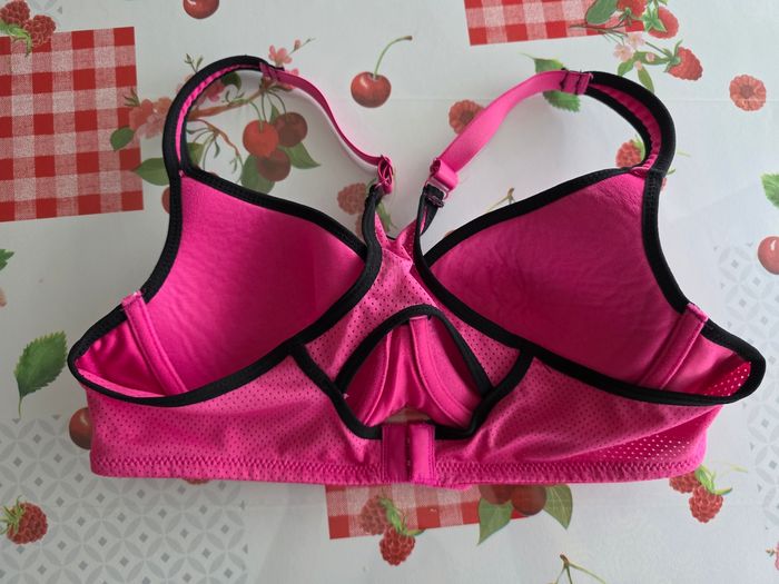 BRASSIÈRES SOUTIEN-GORGE ROSE FUSHIA TAILLE 95B MARQUE BASIC ONE TRÈS BON ÉTAT - photo numéro 2