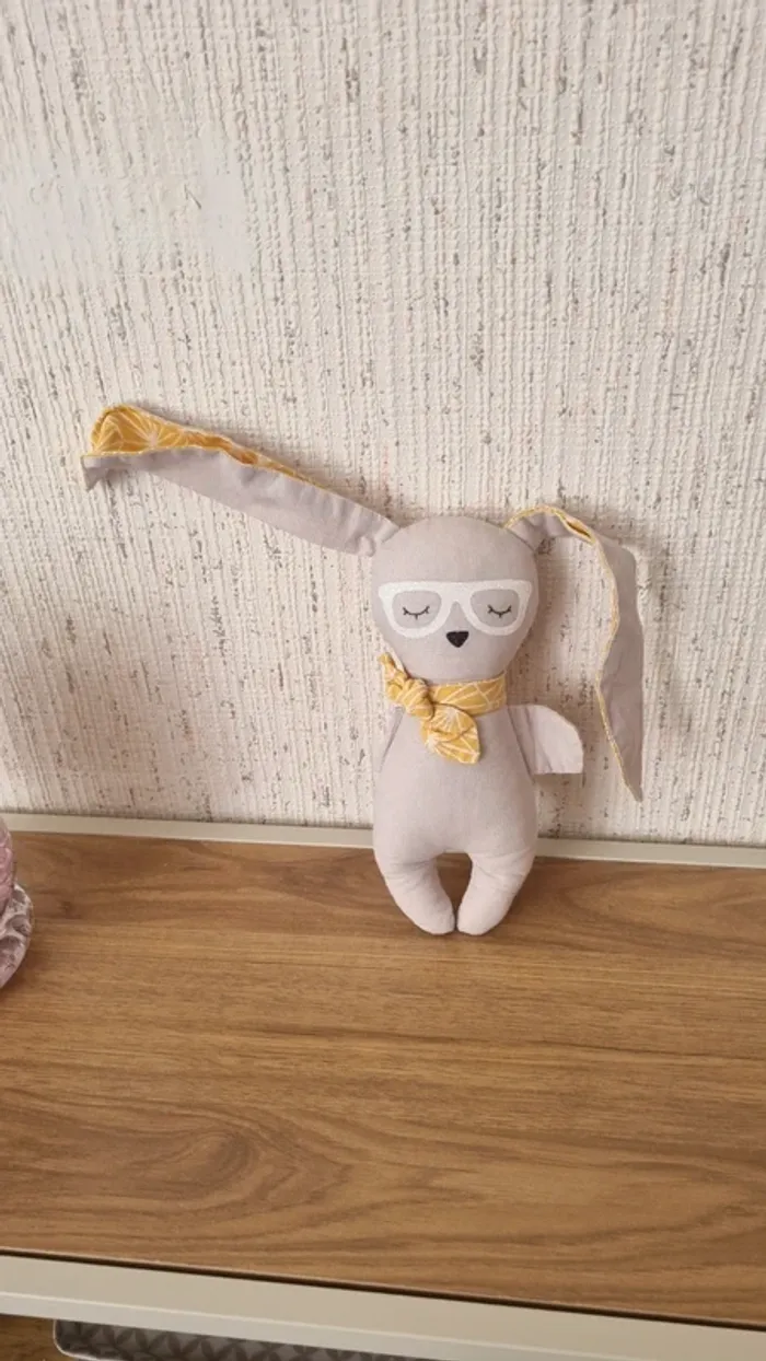 Peluche lapin a lunette