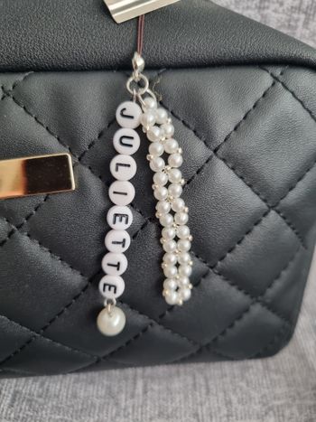 accessoire téléphone sac porte cles prénom, idée cadeau unique 