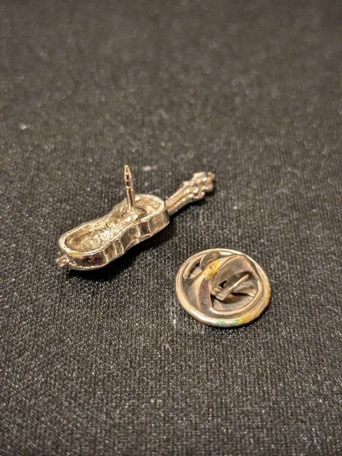 Pin's petit violon 🎻 argenté - photo numéro 2