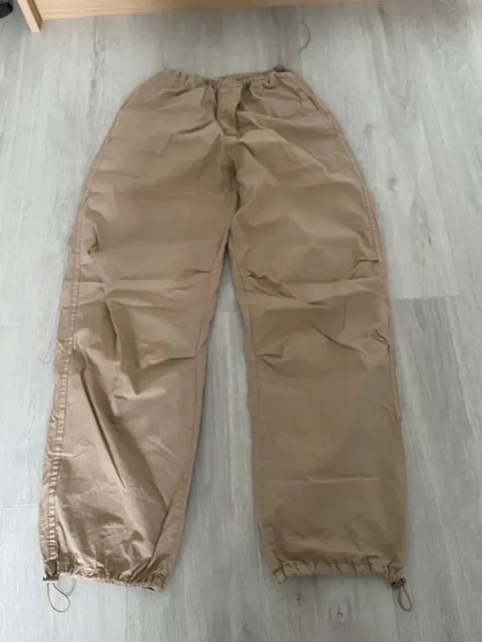 Pantalon parachute beige stradivarius y2k