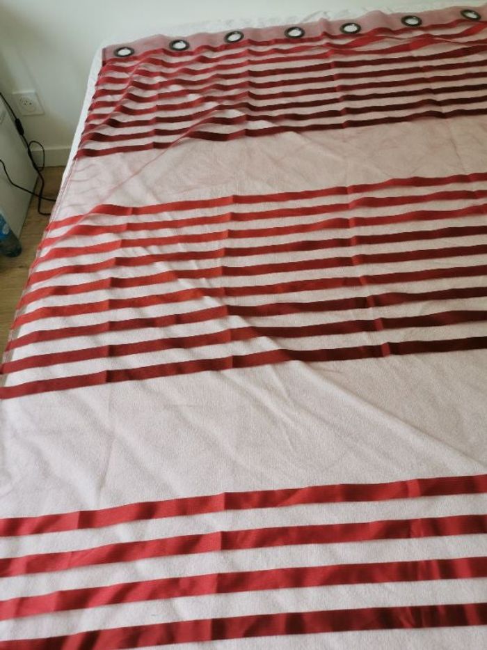 Voilage rouge en organza à rayures horizontales 140 x 260