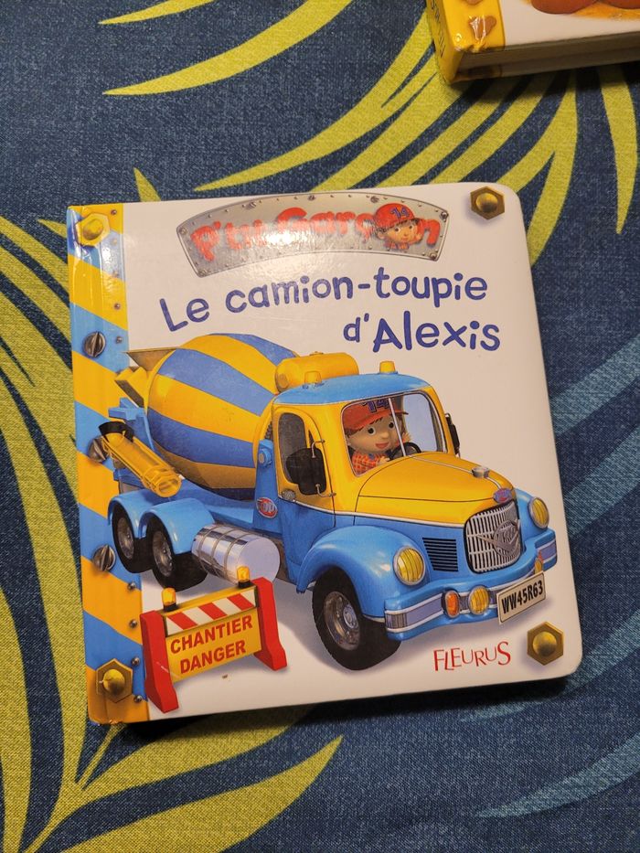 Livre p'tit mickey bricoleur et p'tit garçon camion toupie - photo numéro 2