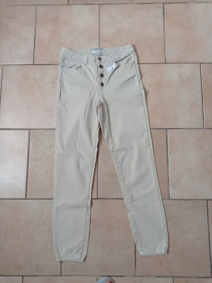 Jean beige avec boutons