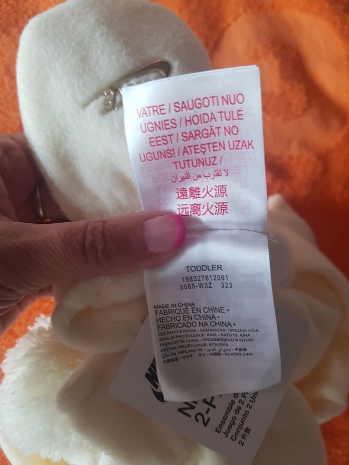 Magnifique endroit bonnet et moufles taille unique nike authentique neuf avec étiquette 🏷 - photo numéro 9