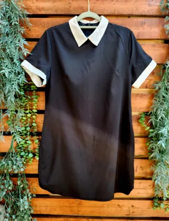 Robe noire à col Claudine blanc  – Style rétro chic