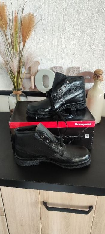 Chaussures montantes coquées en cuir neuves