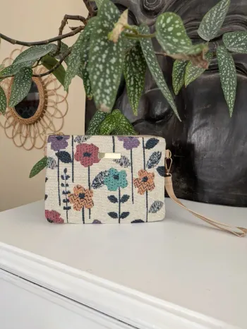 Sac à main en paille brodé – fleurs champêtres – style bohème chic