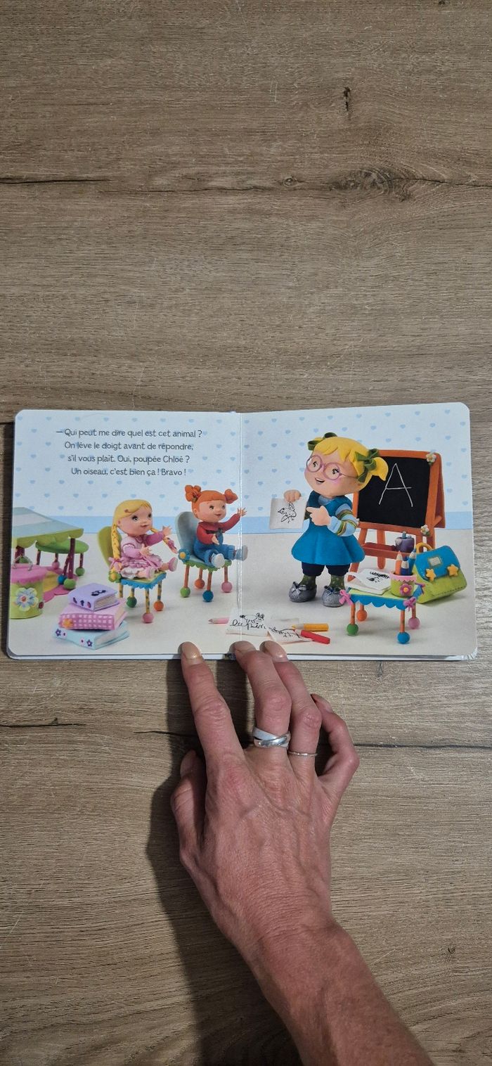 Livre P'tite Fille : Lisa joue à la maîtresse - photo numéro 4