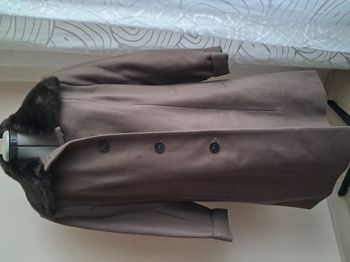 Manteau marron avec col en fausse fourrure