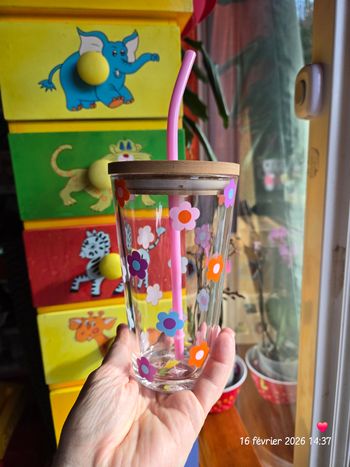  Gobelet neuf avec paille