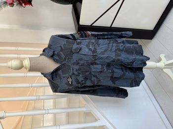 Chemise bleue à motifs militaires noirs et broderies multicolores