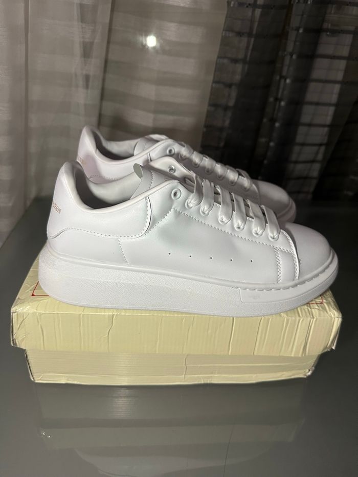 Sneakers Alexander McQueen blanches – taille 45, boîte abîmée - photo numéro 6