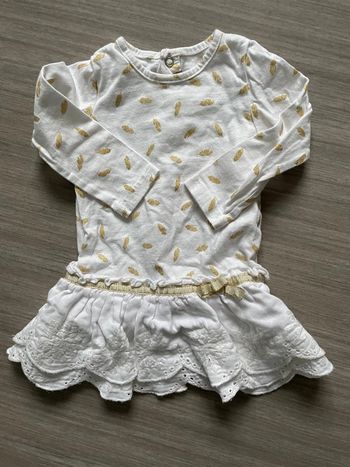 Robe avec plumes dorées