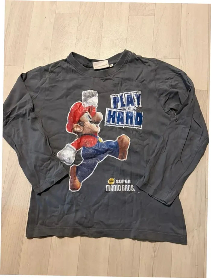 T-shirt mario gris 8 ans manches longues très bon état