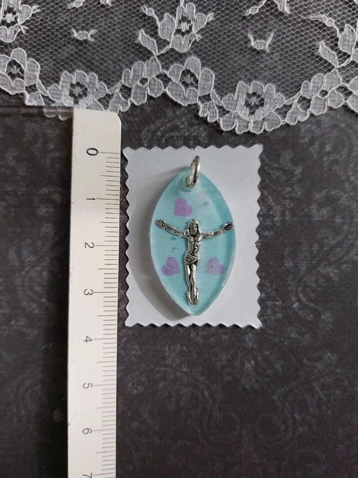 magnifique pendentif en résine avec médaille religieuse jésus christ - photo numéro 3