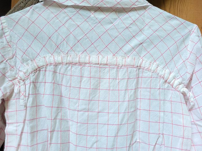 Très beau chemisier, coupe originale, Zara, 9 ans, couleur crème à carreaux roses - photo numéro 4