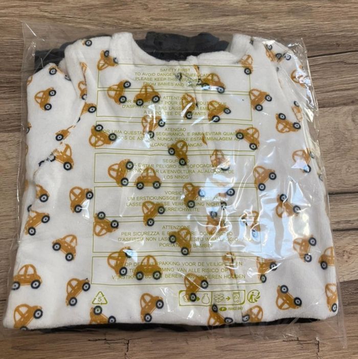 2 pyjamas velours - naissance 50cm - photo numéro 2