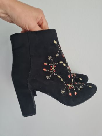 Superbes bottines noires daim brodées