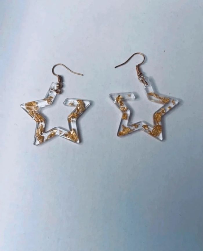 Magnifique paire de boucles d’oreilles 🥰 feuilles or en résine