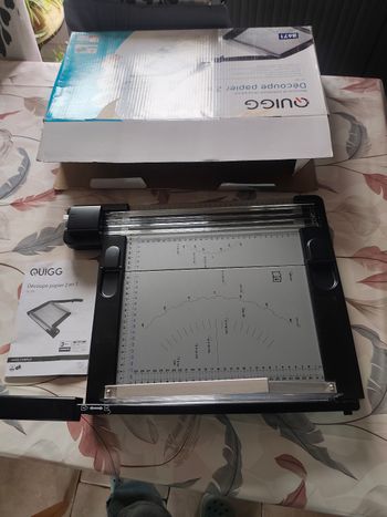 Découpe papier 2 en 1 massicot et bobineuse quigg excellente surface de travail en métal robuste état neuf dans boîte d'origine 