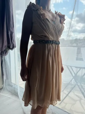 obe de cérémonie beige – Volants & strass – Parfaite pour mariage/soirée