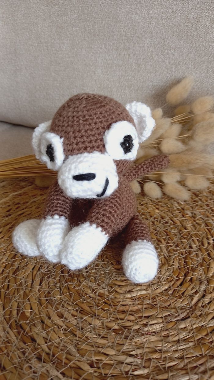 Doudou bébé peluche petit singe amigurumi avec tissu jungle - photo numéro 3