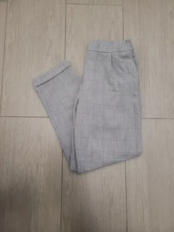 Pantalon gris à carreaux habillé