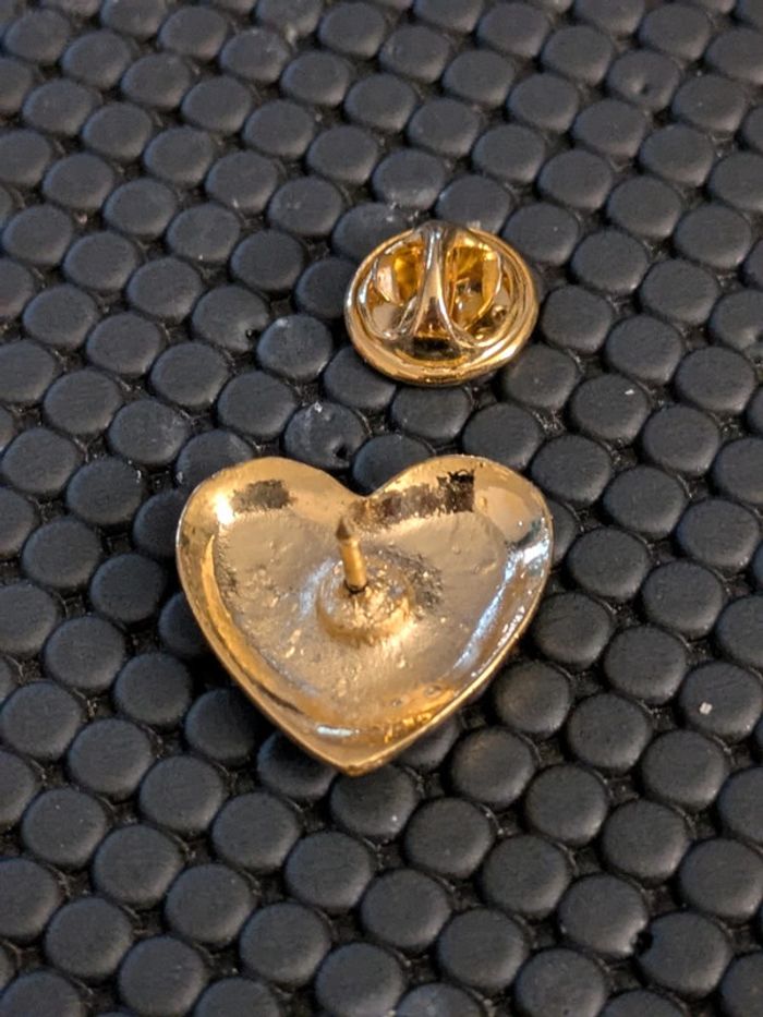 Pin's cœur doré effet matelassé strass - photo numéro 3