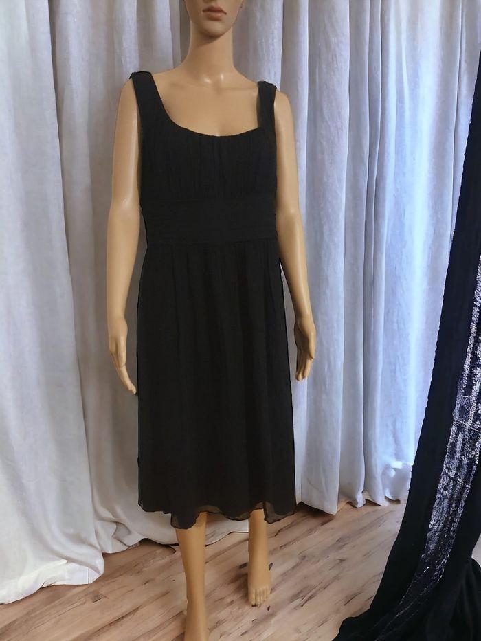 Robe Noire Apostrophe Paris – 100% Soie & Jeu de Transparence
- photo numéro 2