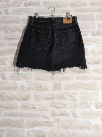 Jupe en jean noire Levi’s – Taille 38 – Très bon état