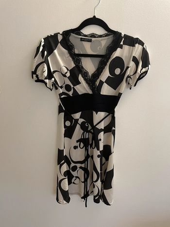 Robe noire et blanche à motifs