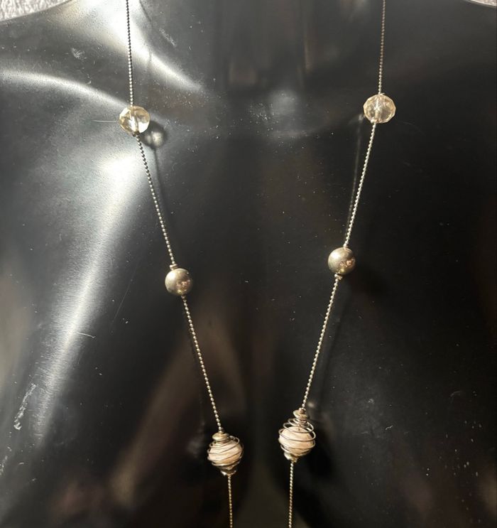 Sautoir argenté et blanc – Élégance intemporelle ✨ - photo numéro 3