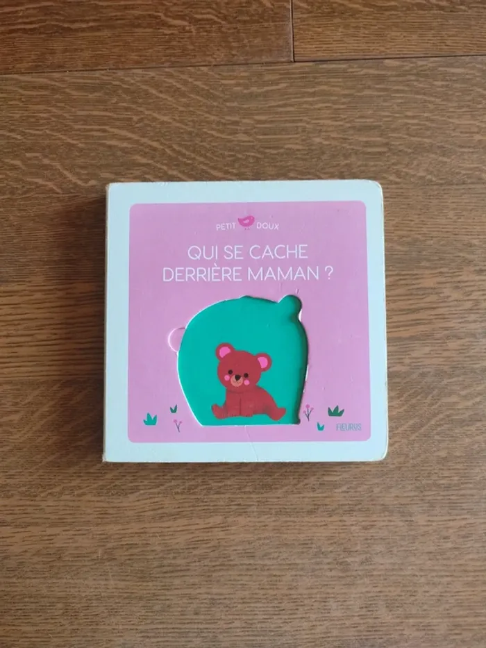 Livre qui se cache derrière maman