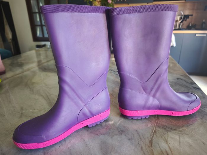 Bottes de pluie Decathlon. Couleurs violettes et Fushia. Taille 34. Lavées pour la vente. - photo numéro 4