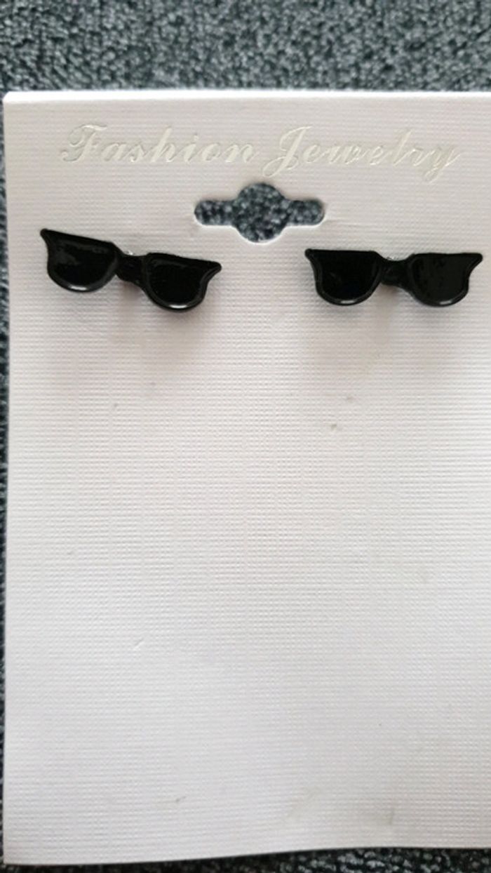 Neuf boucles d'oreilles clous lunettes de soleil noires