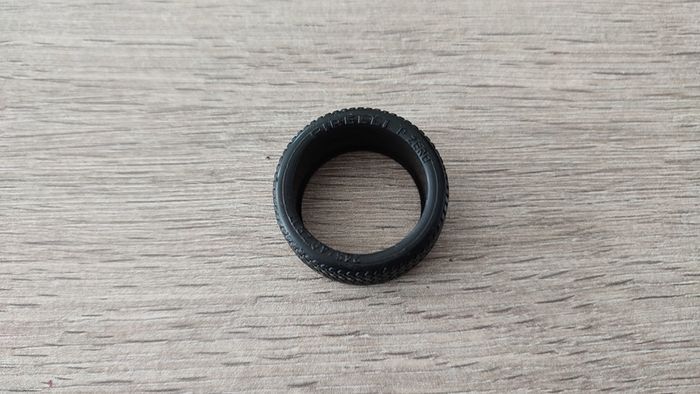 Pneu avant seul pièce détachée miniature Burago Bburago Ferrari F40 1/18 1/18e #B12