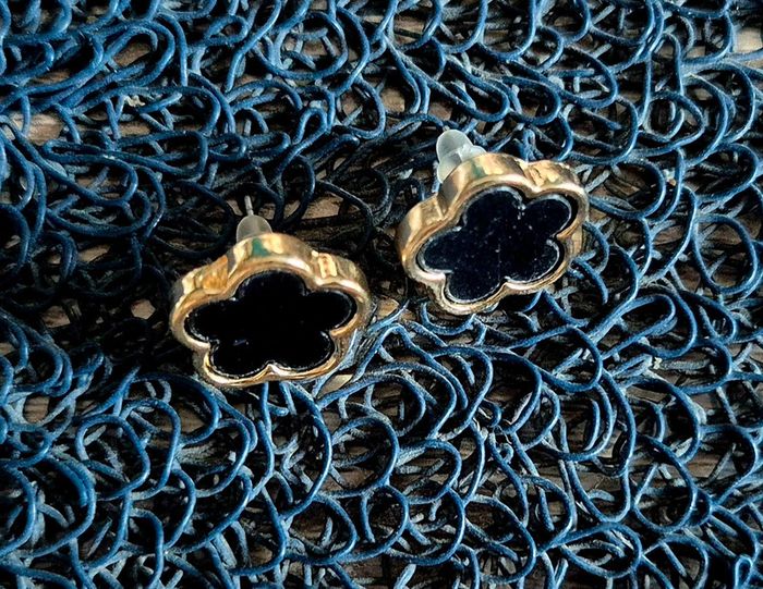 Boucles d'oreilles Puces de couleur noire et dorée, forme fleur de trèfle